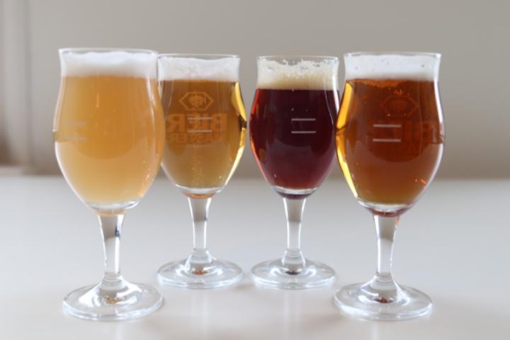 Verschillende bieren ingeschonken